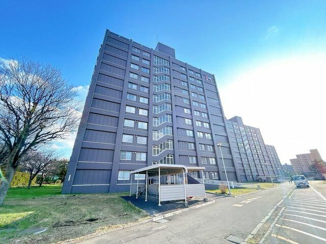 Renovated 3DK Apartment Near Makomanai Station, Sapporo - Thumbnail 2