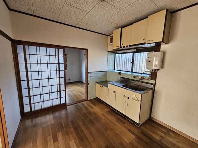 6-Building Property in Ijuin, Kagoshima | 825 sqm Land | Renovation Project - Thumbnail 4