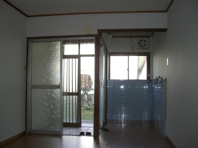 1900 Built Wooden House for Investment in Osaka's Miyakojima Ward - Thumbnail 4
