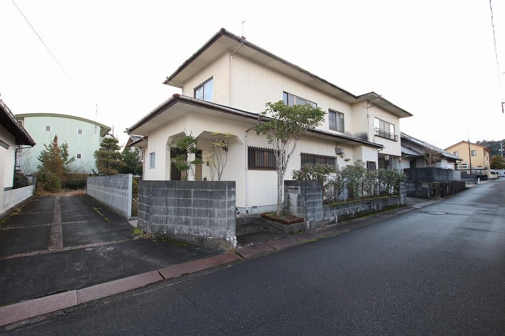 7LDK House for Sale in Tsuyama, Okayama with Large Garden - Image 7