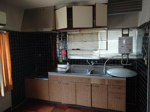 1971 4DK House for Sale in Kure, Hiroshima with 124 sqm Floor Area - Thumbnail 2