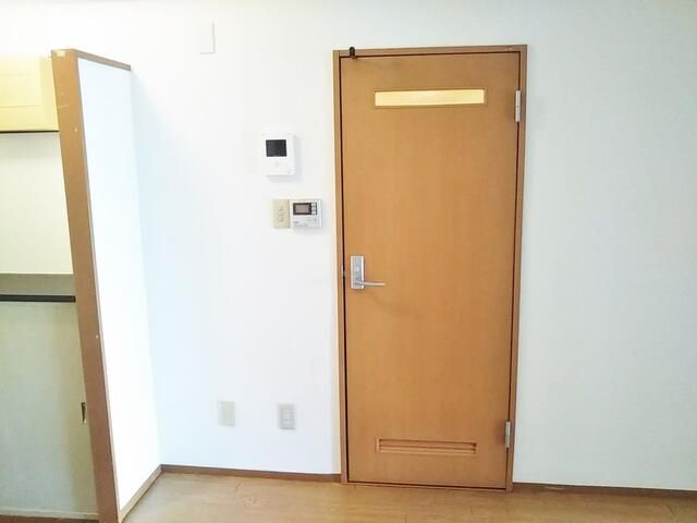 Renovated 2DK Apartment near Shin-Otsuka Station, Bunkyo - Thumbnail 2