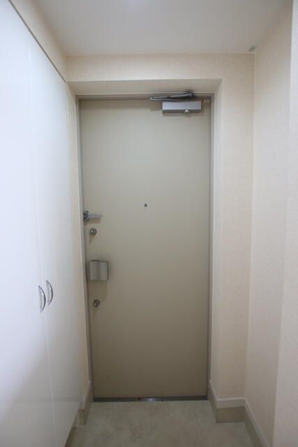 1K Apartment in Shinjuku, Tokyo - 25.47m² Near Station - Thumbnail 3