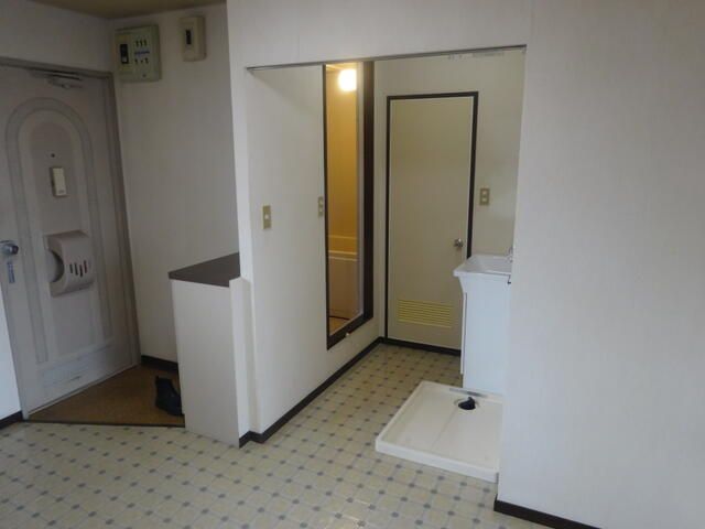 2DK Apartment for Rent in Komatsu, Ishikawa - 35,000 Yen - Thumbnail 2