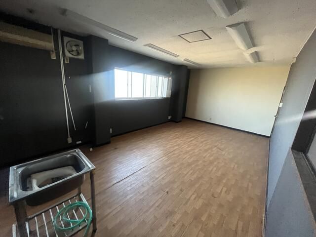 Warehouse for Rent in Chofu, Tokyo - 171.73 sqm - Thumbnail 3
