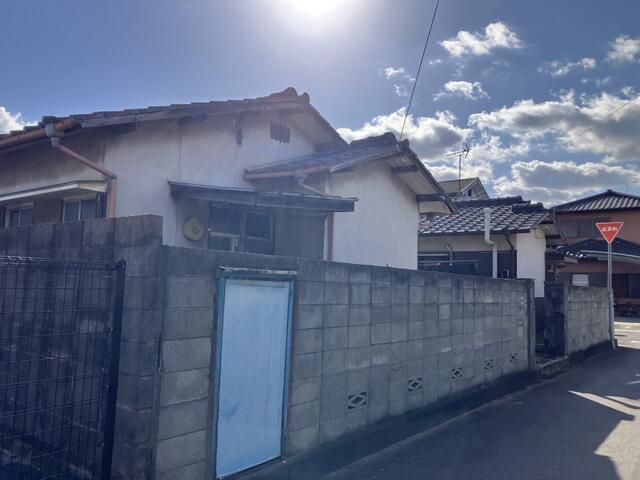 1974 Traditional 3DK House on Large Corner Lot in Tadotsu, Kagawa - Thumbnail 3