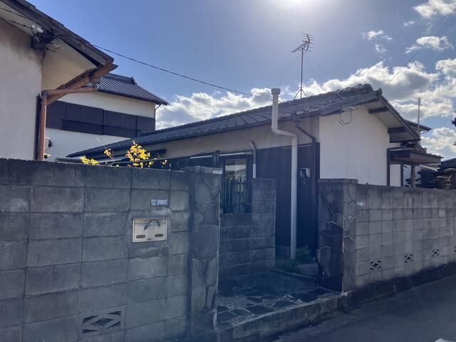 1974 Traditional 3DK House on Large Corner Lot in Tadotsu, Kagawa - Thumbnail 2