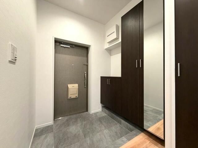 3LDK Apartment for Sale in Minami-ku, Yokohama, 101.66m² - Thumbnail 2