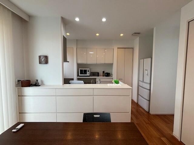 Modern 4-Bedroom House in Takasaki with Balcony - Thumbnail 4