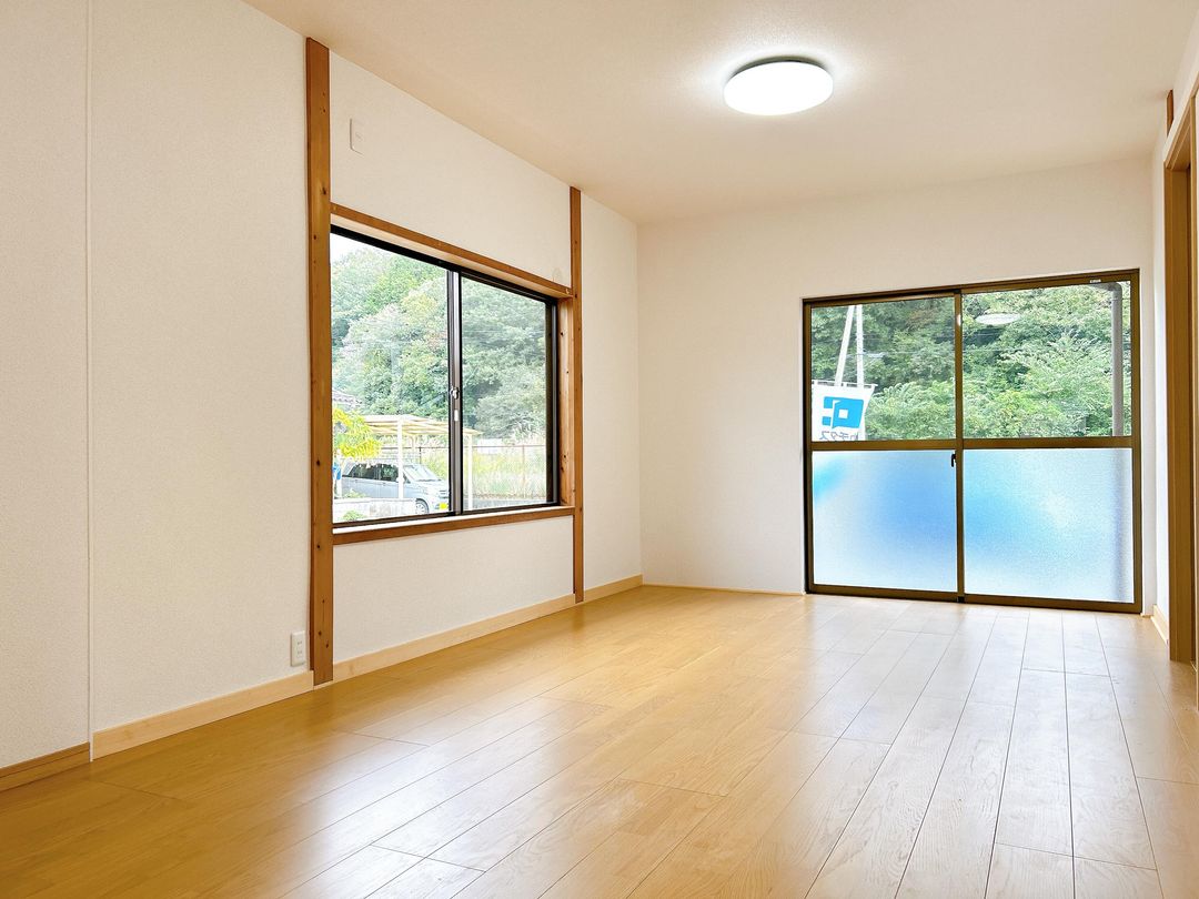 5LDK House with 3 Parking Spaces & Seismic Upgrades in Tsuyama - Thumbnail 2