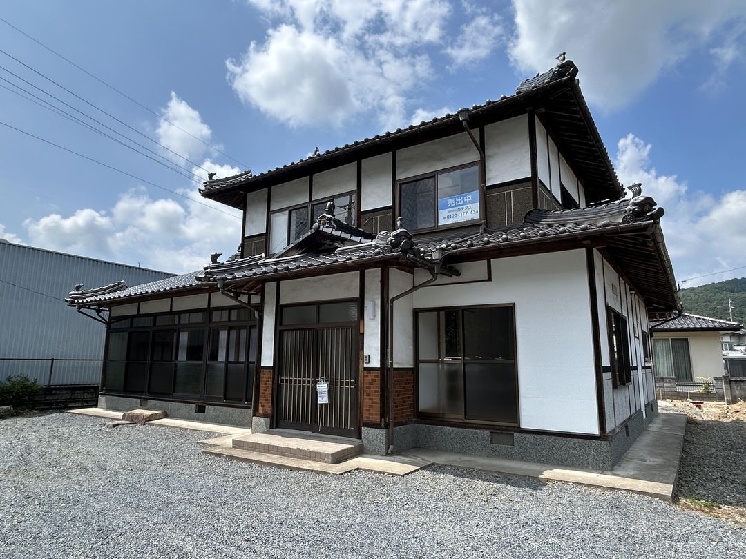 5LDK House with 3 Parking Spaces & Seismic Upgrades in Tsuyama - Main Image