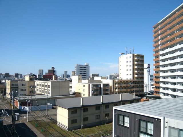 Modern 3LDK Apartment in Sapporo with Rooftop Garden & Gym - Thumbnail 3