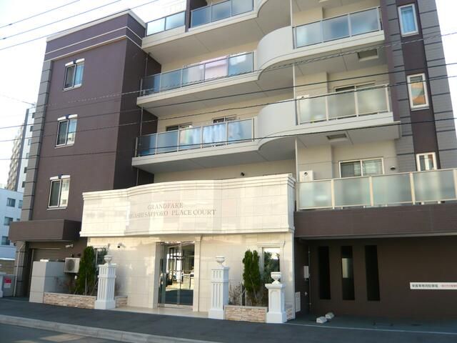 Modern 3LDK Apartment in Sapporo with Rooftop Garden & Gym - Thumbnail 2