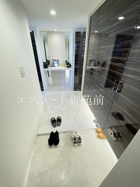 15F Corner 3LDK Apartment in Takadanobaba, Shinjuku - Thumbnail 2