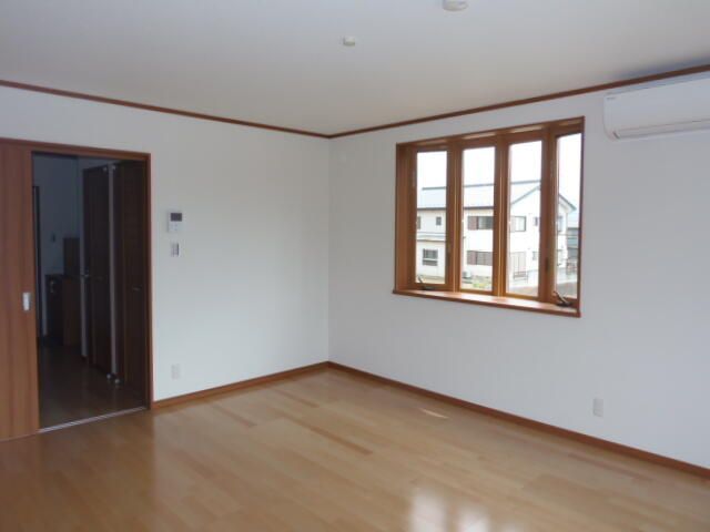 Modern 1K Apartment for Rent in Hokuto City, Yamanashi - Thumbnail 4