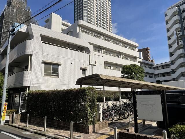 2LDK Apartment for Sale in Shinjuku, Tokyo - Renovated & Secure - Thumbnail 3