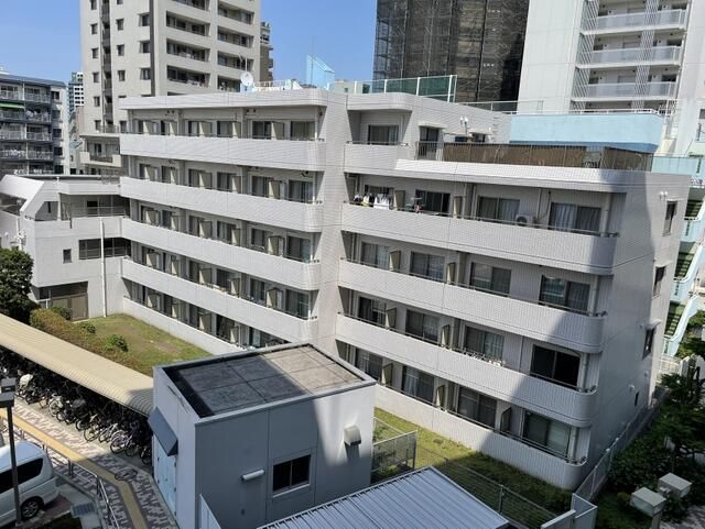 2LDK Apartment for Sale in Shinjuku, Tokyo - Renovated & Secure - Thumbnail 2