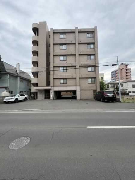 Regency Maruyama Apartment Building in Chuo-ku Sapporo - Thumbnail 3