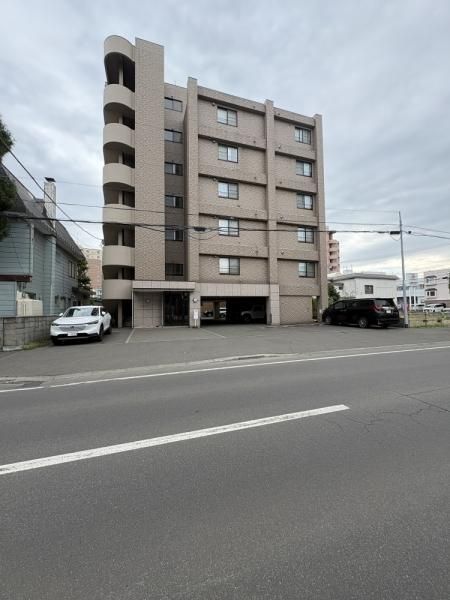 Regency Maruyama Apartment Building in Chuo-ku Sapporo - Thumbnail 2