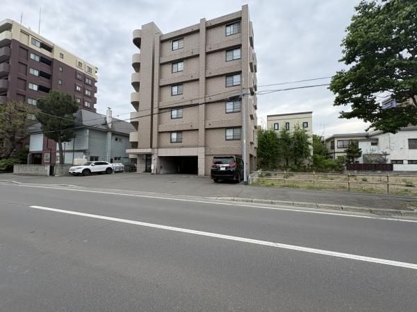 Regency Maruyama Apartment Building in Chuo-ku Sapporo - Thumbnail 4
