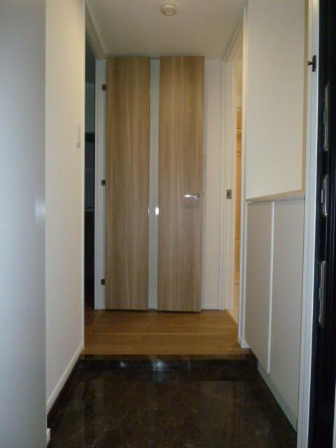 Modern 1R Apartment for Rent in New Yokohama, Yokohama - Thumbnail 3