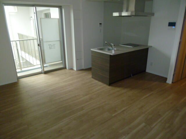 Modern 1R Apartment for Rent in New Yokohama, Yokohama - Thumbnail 4