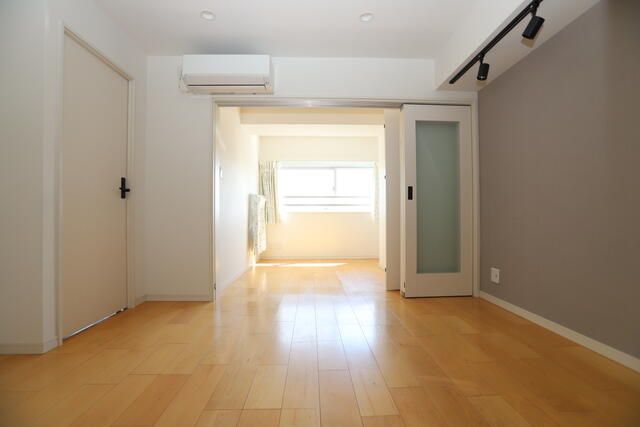 2DK Apartment for Sale in Bunkyo, Tokyo - Near Kasuga Station - Thumbnail 3
