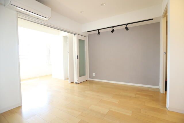 2DK Apartment for Sale in Bunkyo, Tokyo - Near Kasuga Station - Thumbnail 4