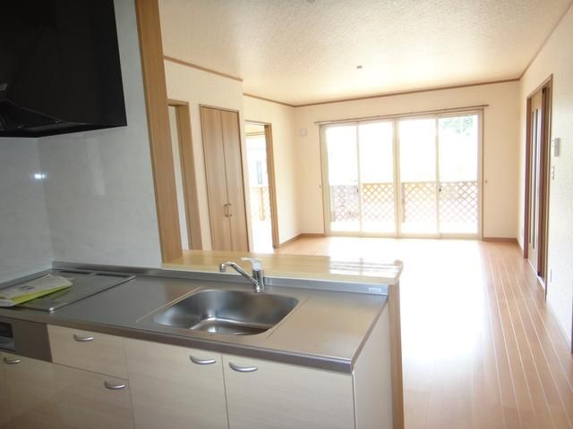Modern 2LDK House for Rent in Sendai's Miyagidai - Thumbnail 2