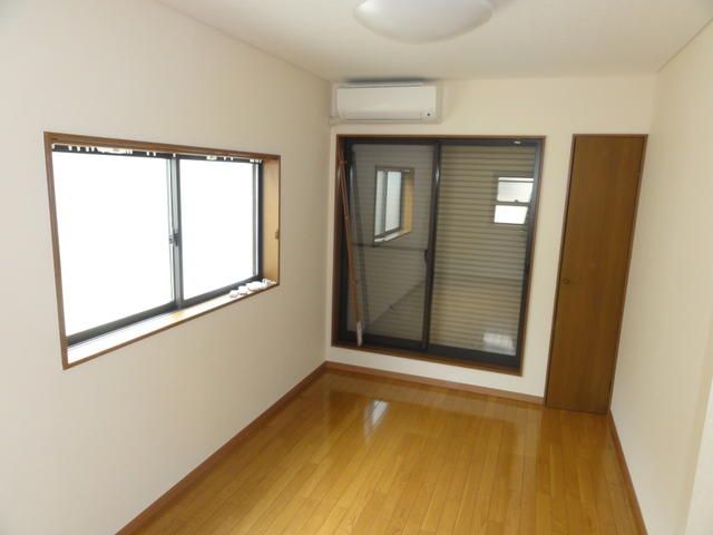 Renovated 4DK House for Rent with Garden in Mitaka, Tokyo - Thumbnail 4