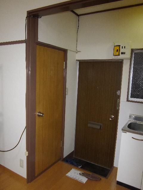 Studio Apartment for Rent in Shinjuku, Tokyo - 13.81 sqm - Thumbnail 3