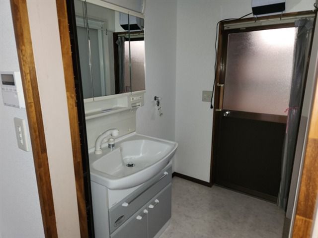 4LDK House for Sale in Fukuyama, Hiroshima with 204 sqm Land - Thumbnail 2