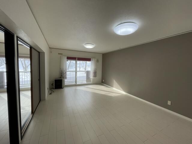Spacious 3LDK Apartment for Sale in Otaru, Hokkaido - Thumbnail 2