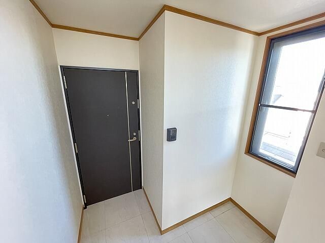 Takasaki Office for Rent with 3 Free Parking Spaces - Thumbnail 4