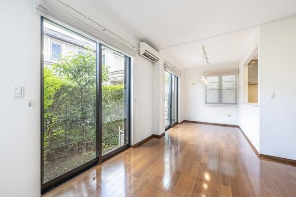 4LDK Detached House for Sale in Setagaya, Tokyo - Thumbnail 2