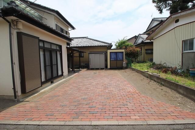 5LDK House for Sale in Quiet Takasaki Neighborhood, Gunma - Thumbnail 2