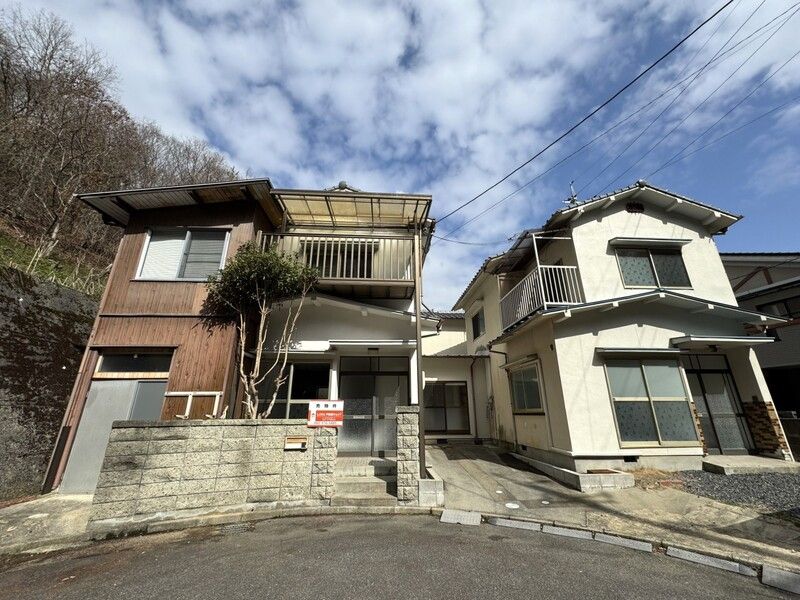 Renovated 5LDK House in Quiet Hiroshima Neighborhood - Main Image