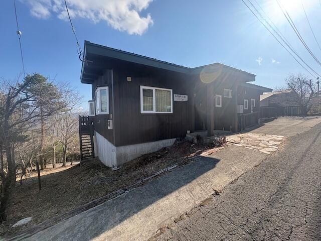 Log House with Mount Fuji and Lake Yamanaka Views in Yamanashi - Thumbnail 2