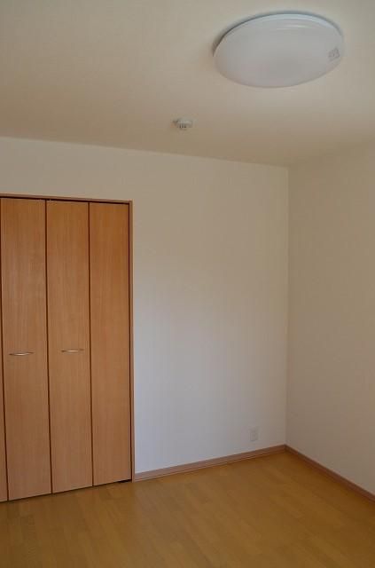 Modern 2LDK Apartment for Rent in Sapporo's Kita Ward - Thumbnail 3