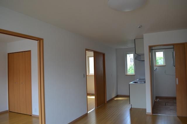 Modern 2LDK Apartment for Rent in Sapporo's Kita Ward - Thumbnail 2