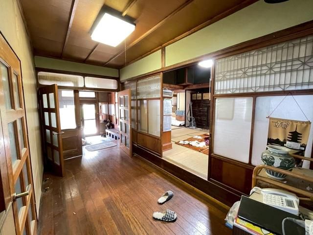 1937 10DK House on 587 sqm Land in Onomichi, Hiroshima - Image 1
