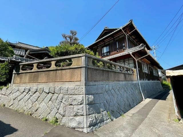 1937 10DK House on 587 sqm Land in Onomichi, Hiroshima - Image 1