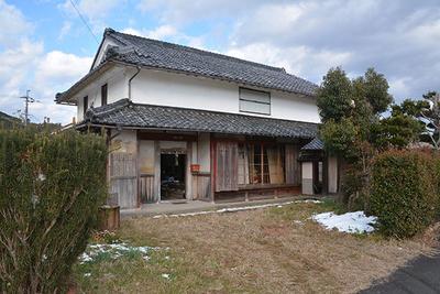 An old house with white walls and a tiled roof in the village of Kasugano Tsubone: Villas, real estate, properties for sale, Hometown Information Center: Nationwide rural living property data — Image 1, Tamba, Hyogo