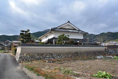 An old house with white walls and a tiled roof in the village of Kasugano Tsubone: Villas, real estate, properties for sale, Hometown Information Center: Nationwide rural living property data — Image 1, Tamba, Hyogo