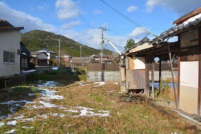 An old house with white walls and a tiled roof in the village of Kasugano Tsubone: Villas, real estate, properties for sale, Hometown Information Center: Nationwide rural living property data — Image 3, Tamba, Hyogo
