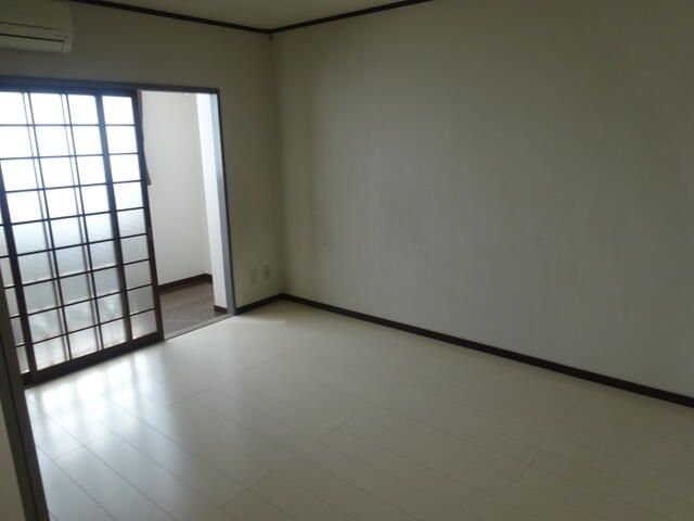 2DK Apartment for Rent in Komatsu, Ishikawa | 49,000 Yen - Thumbnail 2