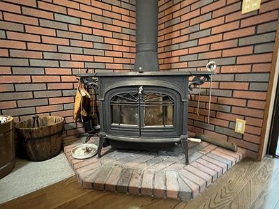 A house with a wood stove surrounded by greenery in the national forest on the shores of Lake Haruna: Villas, real estate, properties for sale Hometown Information Center: Nationwide rural living property data — Image 11, Higashiazuma, Gunma