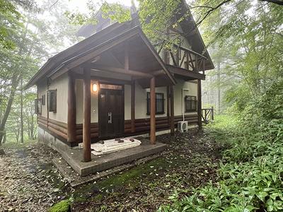 A house with a wood stove surrounded by greenery in the national forest on the shores of Lake Haruna: Villas, real estate, properties for sale Hometown Information Center: Nationwide rural living property data — Image 10, Higashiazuma, Gunma