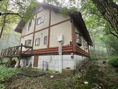 A house with a wood stove surrounded by greenery in the national forest on the shores of Lake Haruna: Villas, real estate, properties for sale Hometown Information Center: Nationwide rural living property data — Image 1, Higashiazuma, Gunma