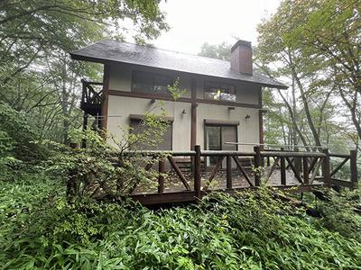 A house with a wood stove surrounded by greenery in the national forest on the shores of Lake Haruna: Villas, real estate, properties for sale Hometown Information Center: Nationwide rural living property data — Image 1, Higashiazuma, Gunma